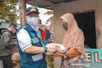 Pemkot Kendari salurkan 210 ton beras bagi warga terdampak COVID-19