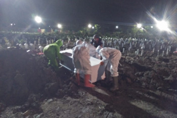 Sepenggal cerita petugas pemakaman jenazah pasien COVID-19 di Surabaya