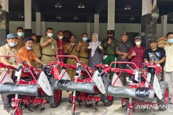 Serahkan bantuan hand traktor, Ini pesan Eva Yuliana untuk petani Kampar