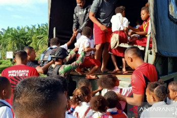 Satgas TNI Yonif 403 bantu transportasi siswa sekolah di perbatasan RI-PNG