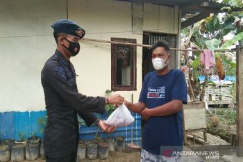 Brimob Sultra bagikan 580 kantong daging kurban ke warga kurang mampu