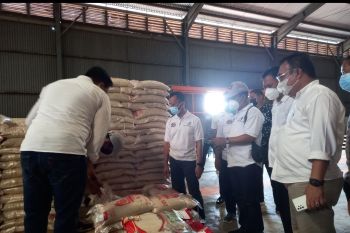 Pemkot Bitung imbau penerima beras PPKM patuhi Prokes COVID-19