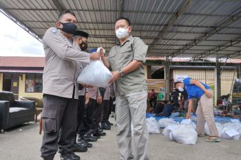 Hindari kerumunan polisi Kolaka distribusi hewan kurban "door to door"