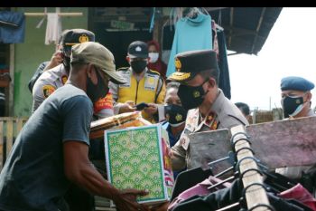 Polda Sumsel salurkan bantuan bagi  terdampak PPKM