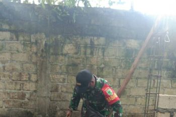 Personel Babinsa Koramil Biak Kota bantu warga bangun Poskamling