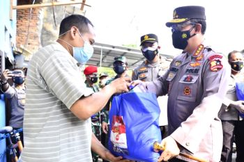 Panglima TNI dan Kapolri Sosialisasi Vaksin Keliling dan Serahkan Langsung Bansos ke Warga Jakarta