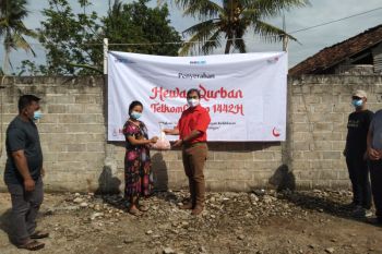 Telkom Witel Lampung bagikan daging kurban kepada masyarakat Jati Agung