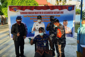 Masyarakat pesisir Ternate ikuti vaksinasi massal bersama Lanal, begini penjelasannya