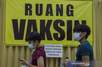 Vaksinasi massal di kampus Itenas Bandung