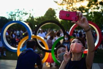 Ratusan orang berkumpul di luar stadion  menjelang pembukaan Olimpiade