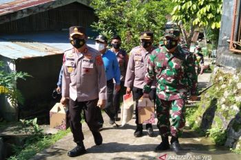 Kapolda Sultra-Danrem 143/HO salurkan sembako pada saat PPKM
