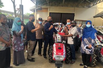 Anggota DPRD Sumbar Nurkhalis Dt Bijo Dirajo salurkan 17 traktor ke kelompok tani