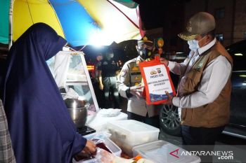 Alfedri bagikan bansos Polres Siak di Tualang