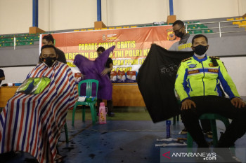 Tukang cukur di Garut distribusikan bantuan PPKM
