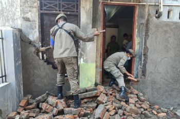 Satpol PP Makassar bongkar tembok penutup jalan akses ke Rumah Tahfiz