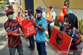 PDIP Jebres Solo bagikan 500 paket sembako kepada  warga