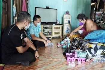 Bupati Lamandau berikan semangat kepada warga yang sakit