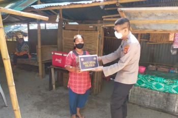 Warga Pantai Nipah dapat sembako dari Kapolres Lotara