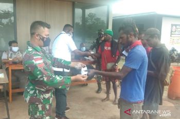 Satgas TNI Yonif 611 bagi masker untuk warga perbatasan cegah COVID-19