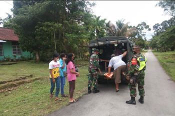 Aparat TNI bantu jemput warga Biak untuk divaksin COVID-19
