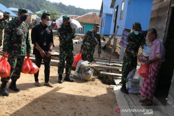 TNI dan tiga perusahaan salurkan paket sembako bagi warga pesisir di Konawe