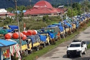 Ratusan kendaraan tertahan akibat massa merusak jembatan di Yalimo