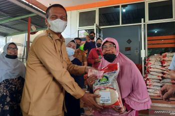 Pemerintah pusat bantu Pariaman 61 ton beras untuk keluarga terdampak PPKM