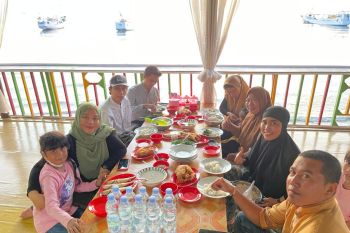 Pengelola warung makan di pesisir Takalar terkena dampak PPKM Makassar