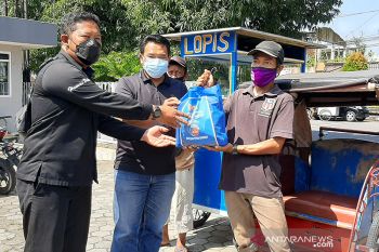 PWI-Polresta Banyumas salurkan paket sembako bagi warga terdampak PPKM