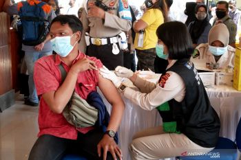 Polri memfasilitasi vaksinasi dosis kedua untuk 33.522 orang di NTB