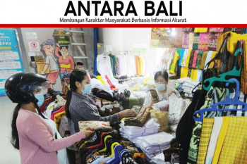 PEDAGANG PRODUK NON ESENSIAL DI DENPASAR MULAI BUKA