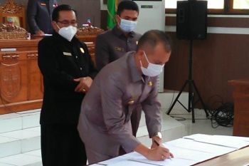 Bupati dan DPRD Gumas tandatangani persetujuan bersama empat raperda