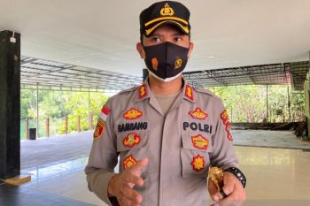 Orang tua awasi anak-anak bermain ponsel