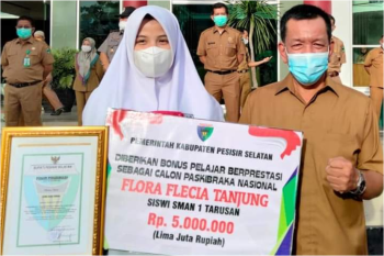 Bupati Pessel apresiasi Flora siswi yang terpilih jadi calon Anggota Paskibraka Nasional