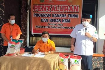 Bupati Padang Pariaman salurkan bantuan sosial atasi dampak pandemi COVID-19