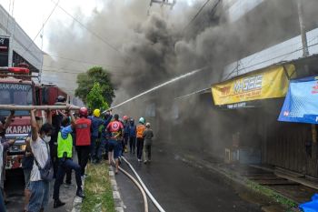 Kebakaran hanguskan dapur rumah makan dan gudang pertokoan di Sampit