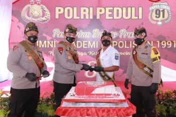 Kapolda NTB bagi paket sembako untuk tenaga kesehatan