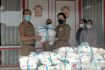 Puskesmas dan rumah sakit di Singkawang terima bantuan APD