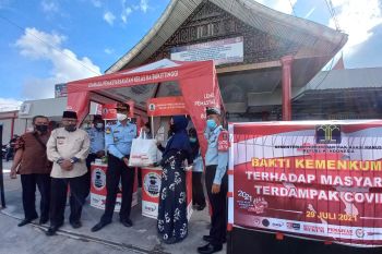 Bakti Kemenkumham, Imigrasi Agam-Lapas Biaro salurkan bantuan ke warga sekitar