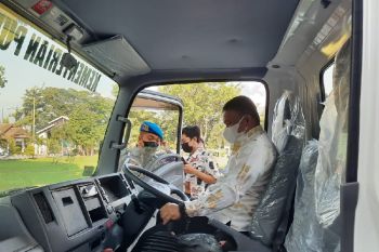 Kementerian PUPR hibahkan armada kebersihan untuk Pemkot Palu