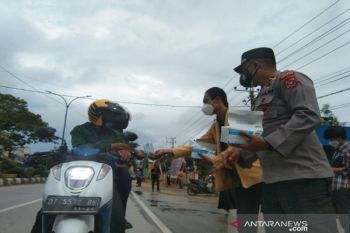 Polisi-mahasiswa di Kendari turun ke jalan ajak warga disiplin prokes