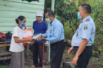 Imigrasi Sampit salurkan bantuan Kemenkumham untuk masyarakat terdampak COVID-19