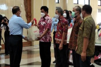 Kemenkumham Jateng bagikan 3.636 paket sembako