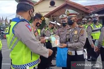 Jaga daya tahan tubuh anggota, Kasatlantas Polres Bukittinggi berikan vitamin