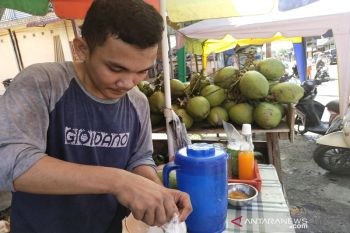 Pedagang kelapa di Simeulue banjir pembeli karena ada vaksin