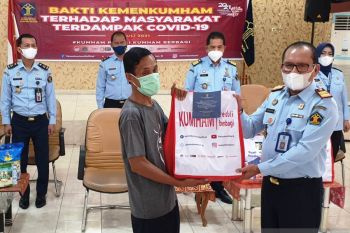 Kemenkumham Sumsel salurkan  1.000 paket sembako terdampak COVID-19