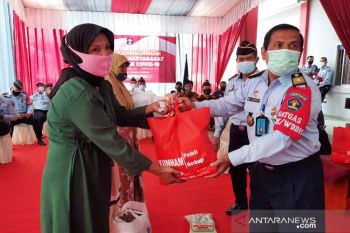 Kanwil Kemenkum HAM Sumbar bagikan 1.275 paket sembako ke warga terdampak pandemi COVID-19