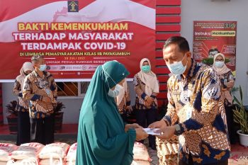 Masyarakat terdampak pandemi COVID-19 di lingkungan Lapas Kelas IIB Payakumbuh dapat bantuan ini