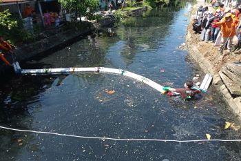 Ini alat perangkap sampah sungai dari Pangea Amerika Serikat untuk Kota Padang