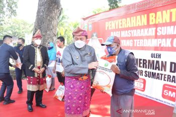Ratusan warga OKU terdampak COVID-19 dapat bantuan paket sembako
